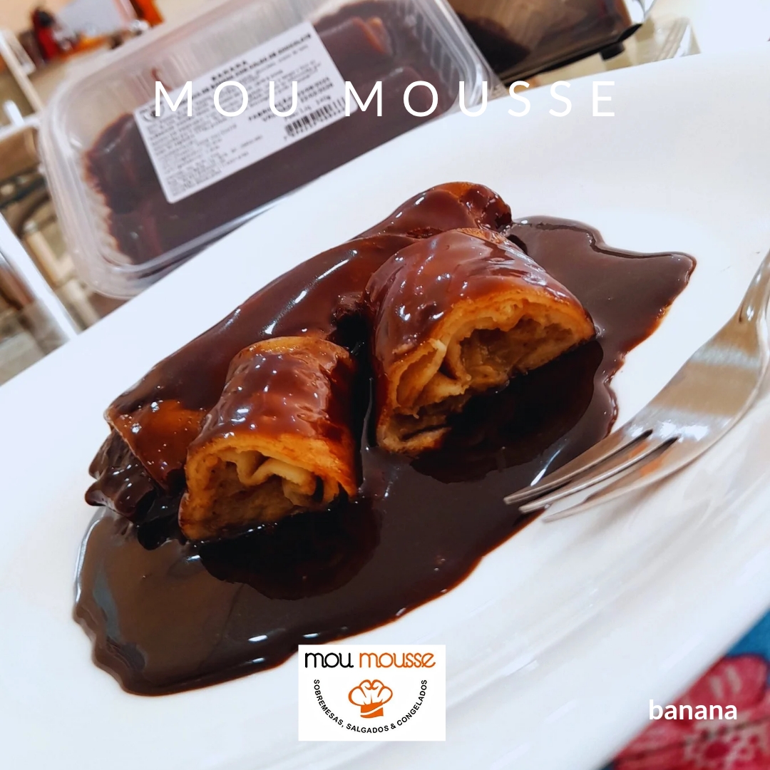 Panqueca de banana com calda de chocolate